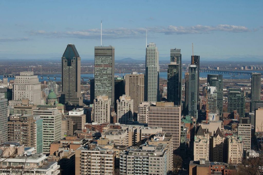 Montreal widok ze wzgórza Mont Royale na wieżowce 