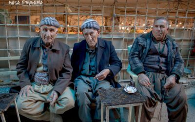 Duhok, Irak: mężczyźni w tradycyjnych strojach